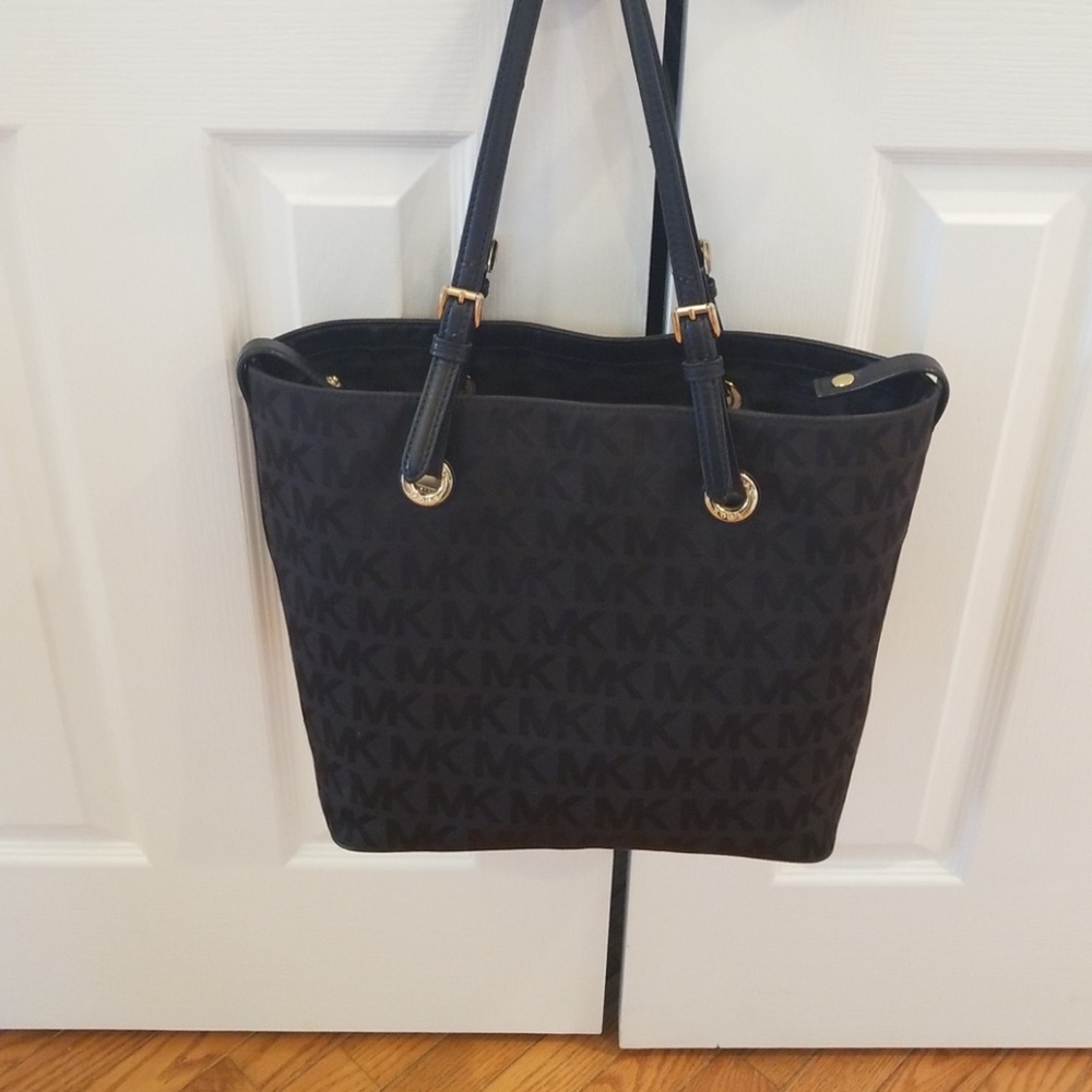**!!SOLD!!** Michael Kors Jet set signature tote